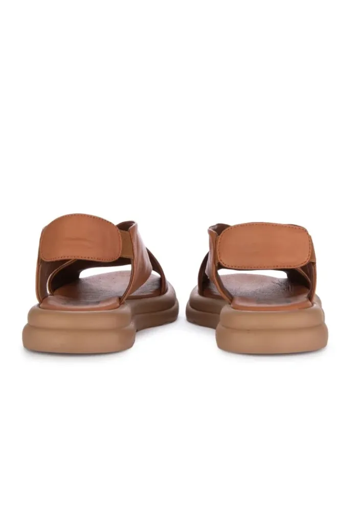 BUENO | SANDALEN BREITE ÜBERKREUZTE RIEMEN BRAUN Fashion